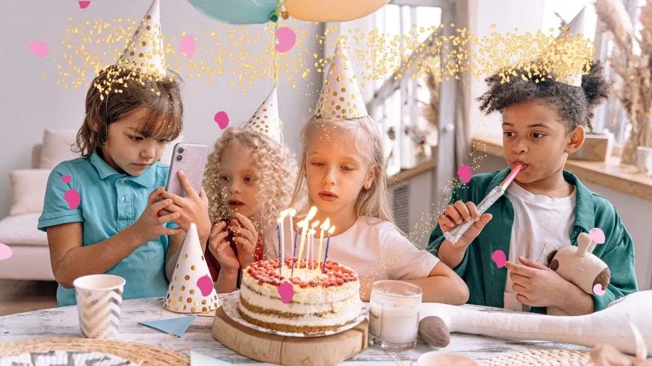 Joyeuse célébration d'un joyeux anniversaire avec 4 adorables enfants : 2 filles et 2 garçons, commémorant la journée spéciale de la fille du milieu dans un cadre magnifiquement décoré