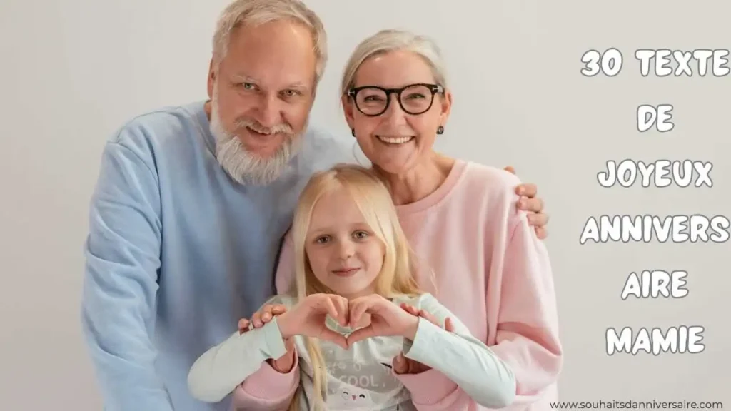 Une fille mignonne avec une grand-mère et un grand-père souriants.