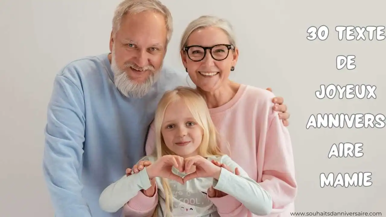 Une fille mignonne avec une grand-mère et un grand-père souriants.
