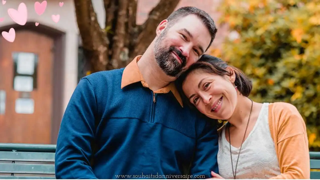 Couple amoureux profitant d'un moment de sérénité dans un parc, réfléchissant à leur belle vie ensemble avec des sourires réconfortants.
