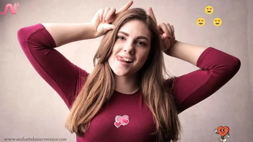 Fille enjouée réagissant à un poème d'amour amusant avec des emojis joyeux