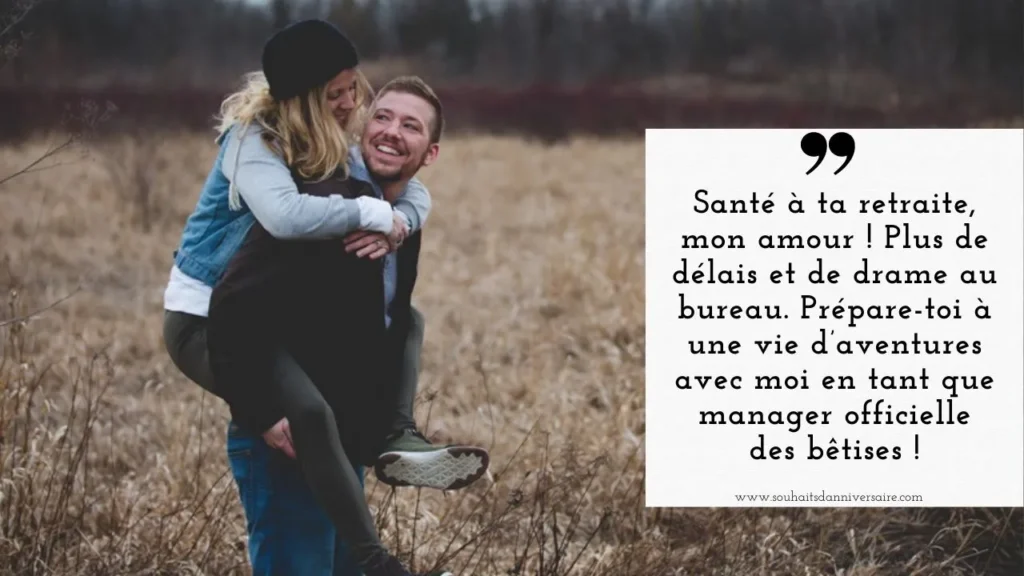 Un mari et une femme retraités fêtent leur retraite en portant un toast. La femme s'exclame : "À ta retraite, mon amour ! Finis les délais et les drames au bureau. Prépare-toi à une vie d'aventures avec moi en tant que responsable officiel de l'espionnage !