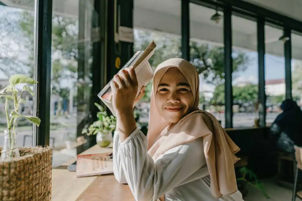 Une jolie fille avec un livre de lecture