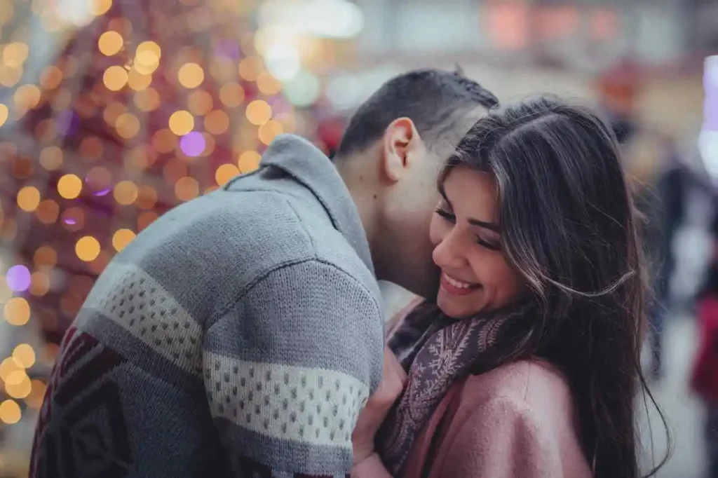 Moment romantique - Il l'embrasse amoureusement, tous deux sourient sur le marché.