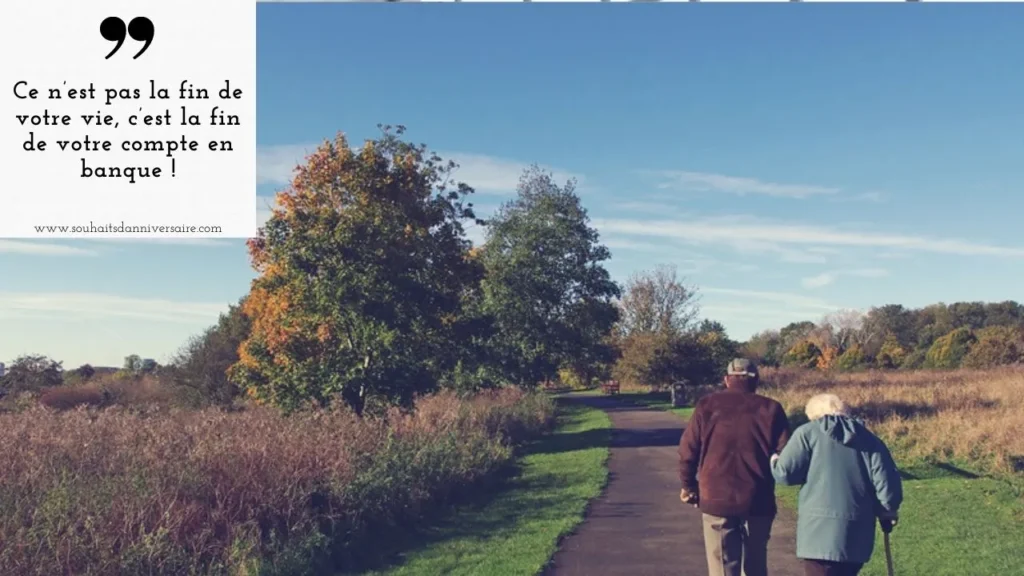 Vieux couple marchant sur une route entourée de nature, plaisantant et disant : "Ce n'est pas la fin de votre vie, c'est la fin de votre compte en banque !
