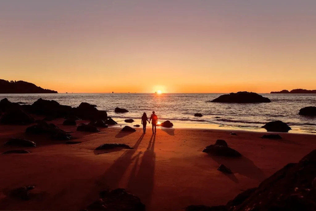 Un couple profite de la vie quelque part sur une plage
