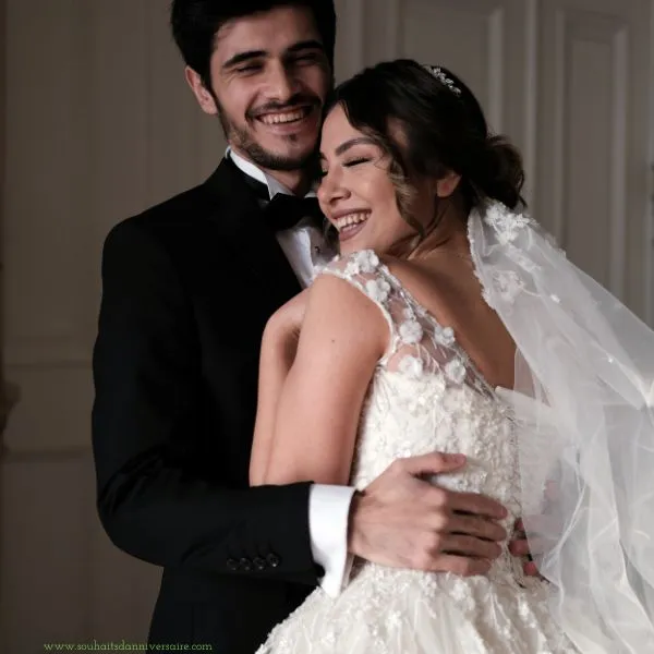 Couple heureux s'embrassant chaleureusement : Mari et femme aux sourires joyeux.