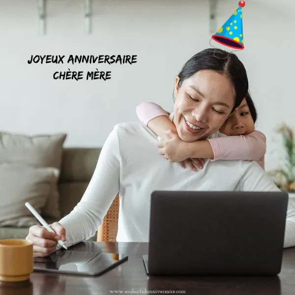 Une fille souhaite un joyeux anniversaire à sa mère