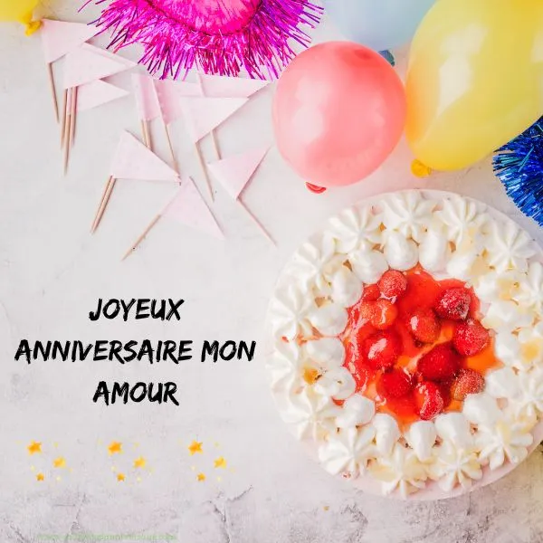 Célébration de l'anniversaire de sa petite amie avec des ballons, un gâteau et bien plus encore