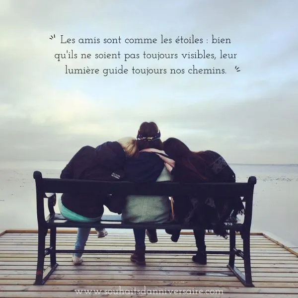 Trois amis assis sur un banc au bord d'une belle plage légendée : "Les amis sont comme des étoiles : bien qu'ils ne soient pas toujours visibles, leur lumière guide toujours nos chemins".