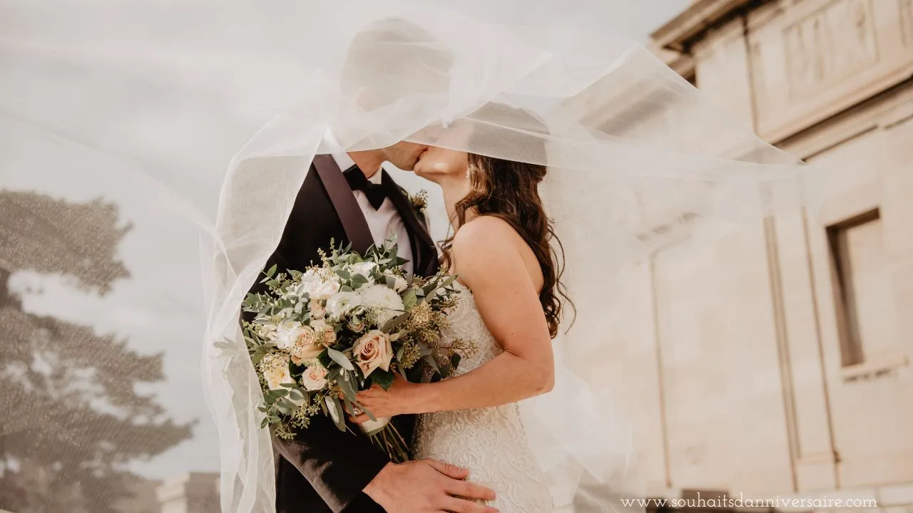 Un couple profondément amoureux partageant un baiser romantique, la fille tenant un délicat panier de fleurs à la main.
