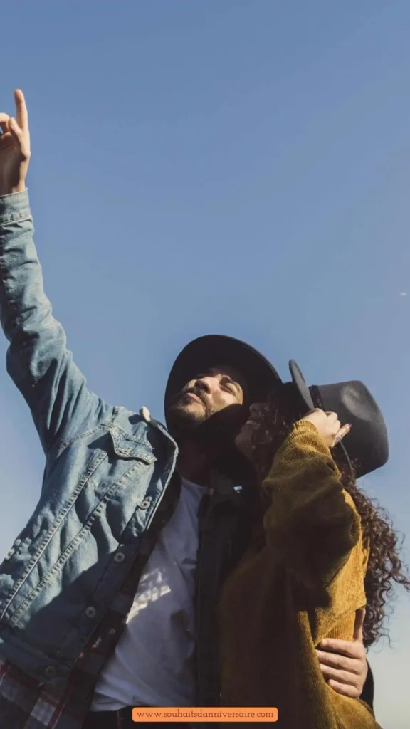 Amoureux regardant vers le ciel